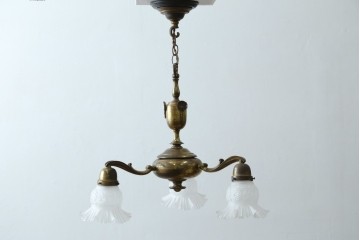 イギリスアンティーク　フレームに味がある英国スタイルの三灯シャンデリア　(R-083097)