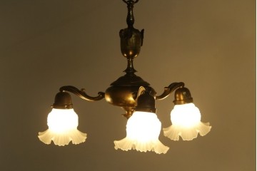 イギリスアンティーク　フレームに味がある英国スタイルの三灯シャンデリア　(R-083097)