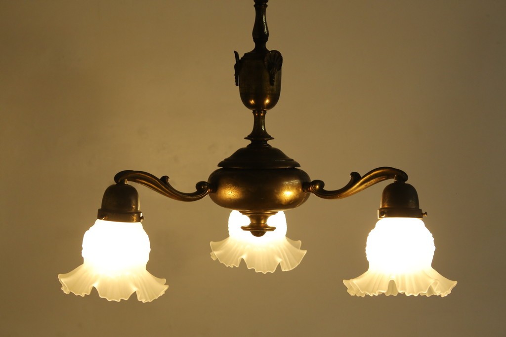 イギリスアンティーク　フレームに味がある英国スタイルの三灯シャンデリア　(R-083097)