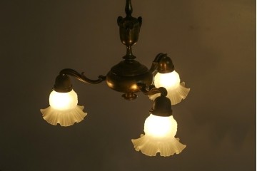 イギリスアンティーク　フレームに味がある英国スタイルの三灯シャンデリア　(R-083097)
