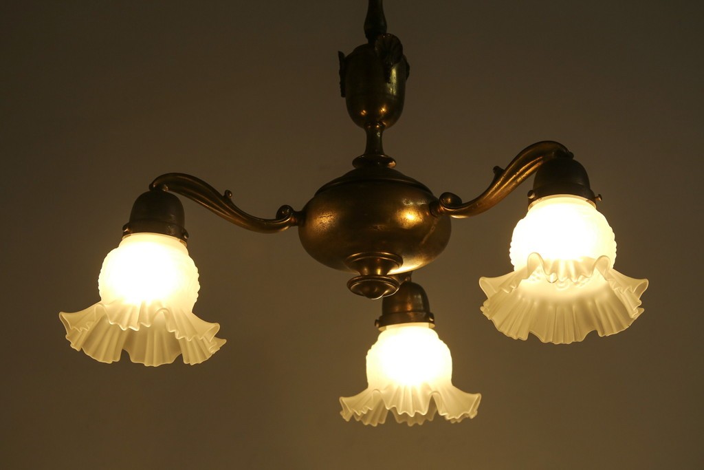 イギリスアンティーク　フレームに味がある英国スタイルの三灯シャンデリア　(R-083097)