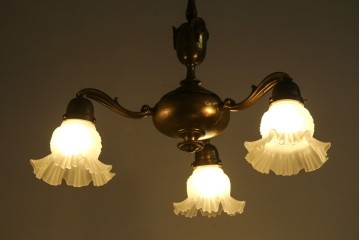 イギリスアンティーク　フレームに味がある英国スタイルの三灯シャンデリア　(R-083097)