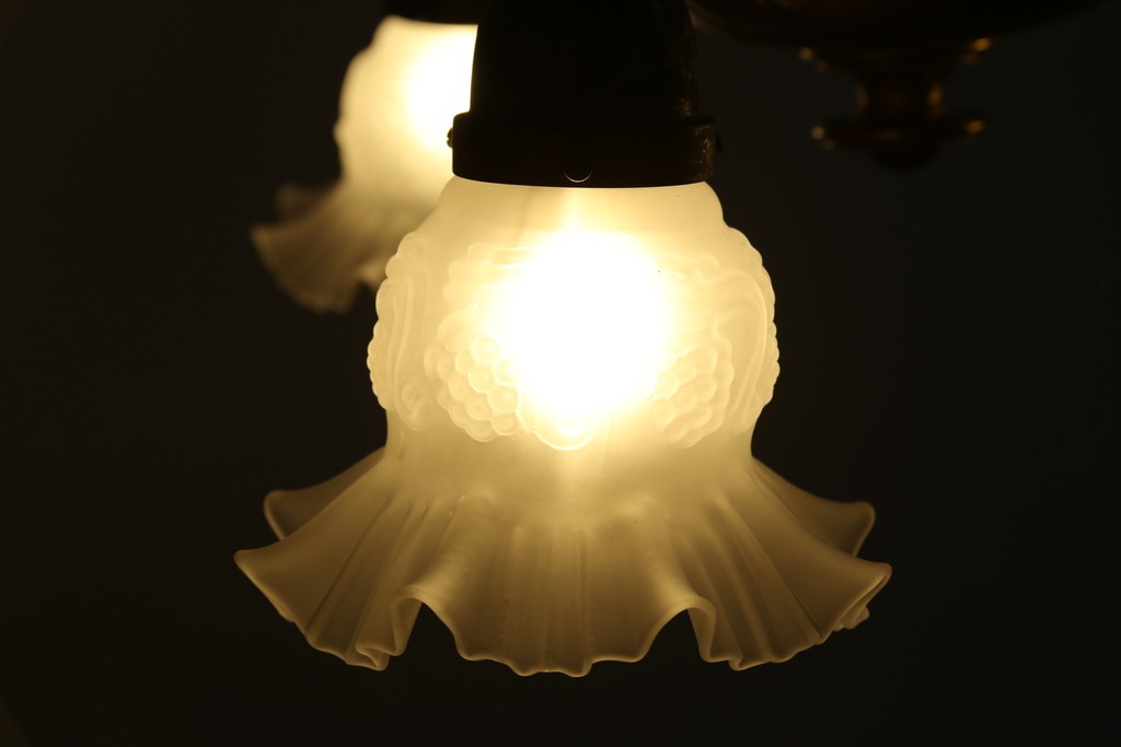 イギリスアンティーク　フレームに味がある英国スタイルの三灯シャンデリア　(R-083097)