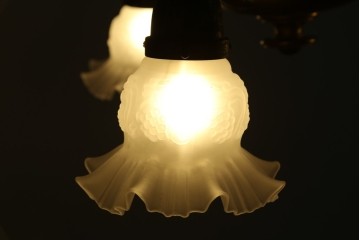 イギリスアンティーク　フレームに味がある英国スタイルの三灯シャンデリア　(R-083097)