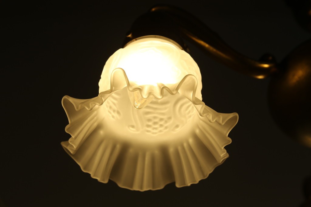 イギリスアンティーク　フレームに味がある英国スタイルの三灯シャンデリア　(R-083097)