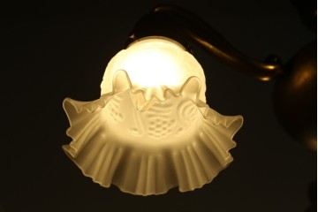 イギリスアンティーク　フレームに味がある英国スタイルの三灯シャンデリア　(R-083097)