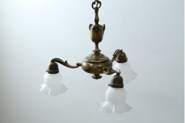 イギリスアンティーク　フレームに味がある英国スタイルの三灯シャンデリア　(R-083097)