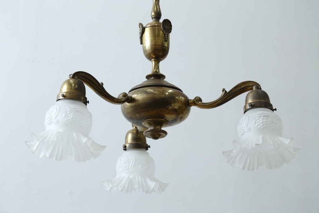 イギリスアンティーク　フレームに味がある英国スタイルの三灯シャンデリア　(R-083097)