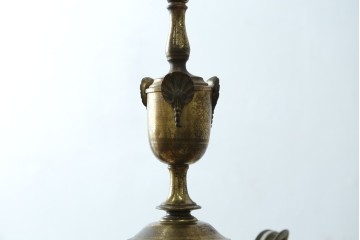 イギリスアンティーク　フレームに味がある英国スタイルの三灯シャンデリア　(R-083097)