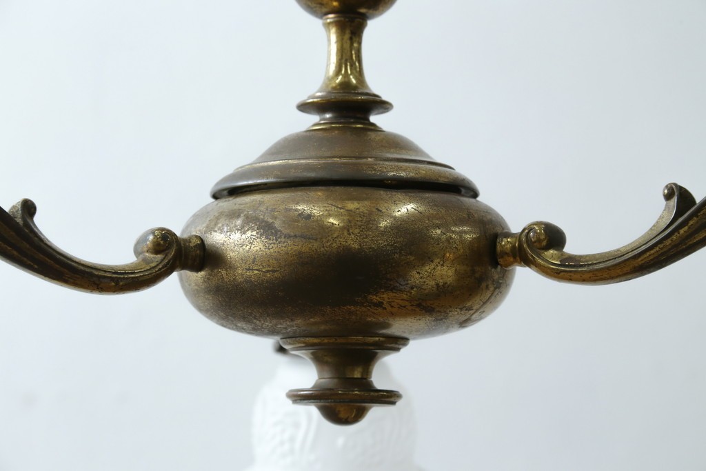 イギリスアンティーク　フレームに味がある英国スタイルの三灯シャンデリア　(R-083097)