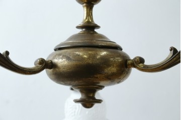 イギリスアンティーク　フレームに味がある英国スタイルの三灯シャンデリア　(R-083097)