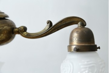 イギリスアンティーク　フレームに味がある英国スタイルの三灯シャンデリア　(R-083097)