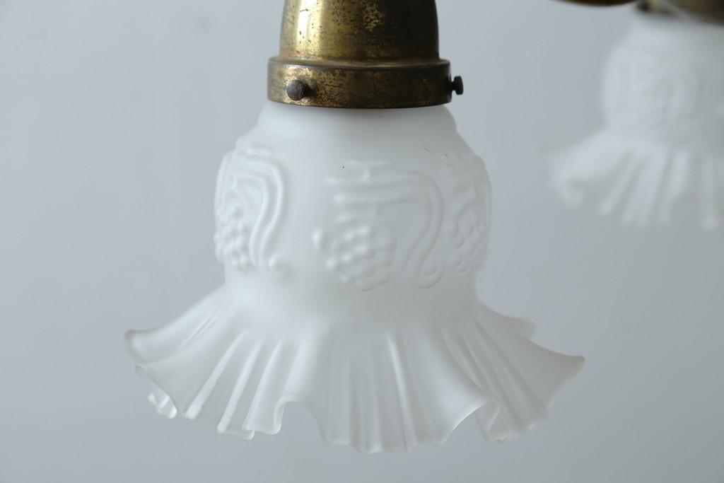 イギリスアンティーク　フレームに味がある英国スタイルの三灯シャンデリア　(R-083097)