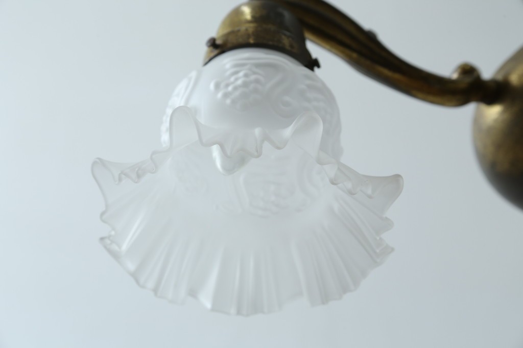 イギリスアンティーク　フレームに味がある英国スタイルの三灯シャンデリア　(R-083097)