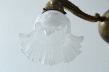 イギリスアンティーク　フレームに味がある英国スタイルの三灯シャンデリア　(R-083097)