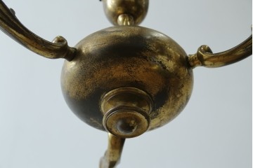 イギリスアンティーク　フレームに味がある英国スタイルの三灯シャンデリア　(R-083097)