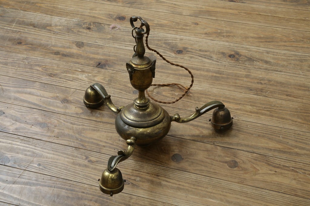 イギリスアンティーク　フレームに味がある英国スタイルの三灯シャンデリア　(R-083097)