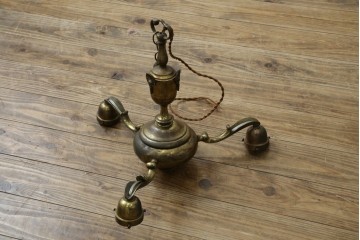 イギリスアンティーク　フレームに味がある英国スタイルの三灯シャンデリア　(R-083097)