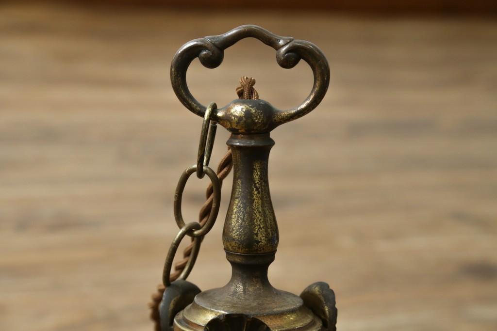 イギリスアンティーク　フレームに味がある英国スタイルの三灯シャンデリア　(R-083097)