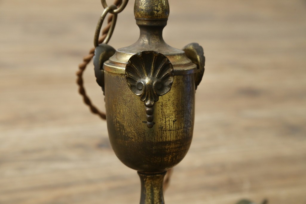 イギリスアンティーク　フレームに味がある英国スタイルの三灯シャンデリア　(R-083097)