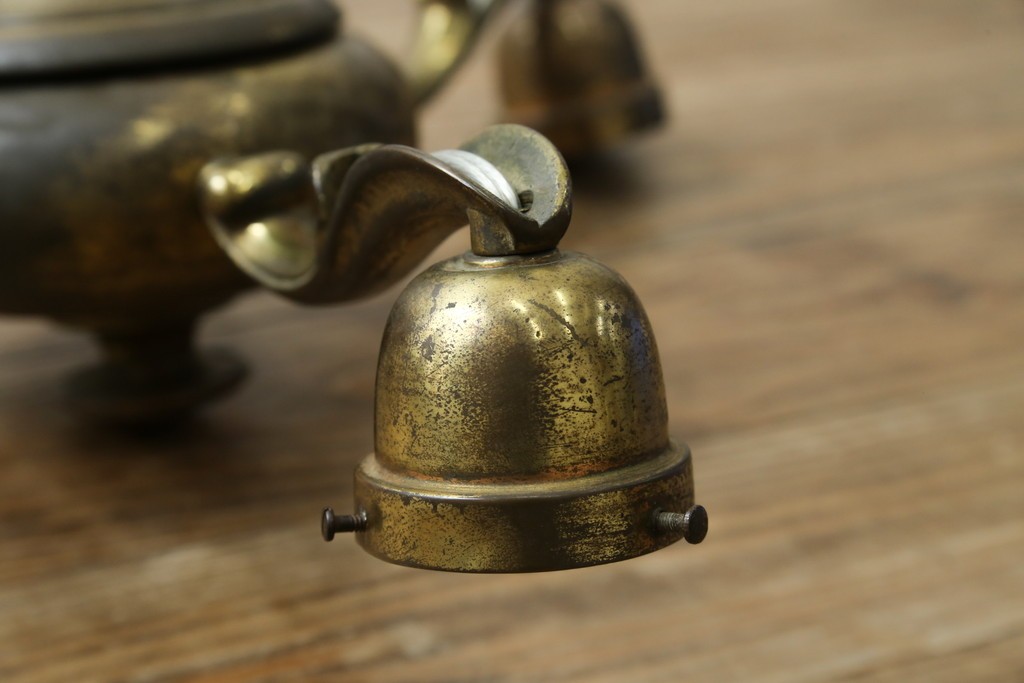 イギリスアンティーク　フレームに味がある英国スタイルの三灯シャンデリア　(R-083097)