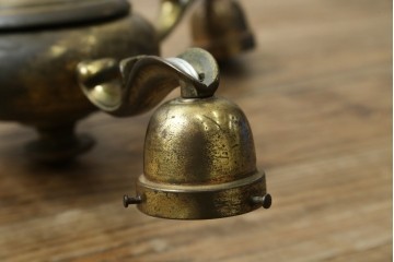 イギリスアンティーク　フレームに味がある英国スタイルの三灯シャンデリア　(R-083097)