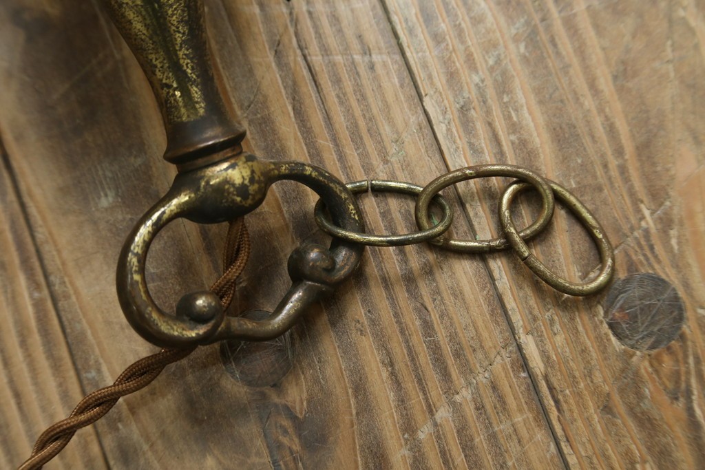 イギリスアンティーク　フレームに味がある英国スタイルの三灯シャンデリア　(R-083097)