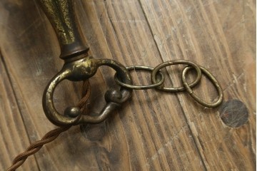 イギリスアンティーク　フレームに味がある英国スタイルの三灯シャンデリア　(R-083097)