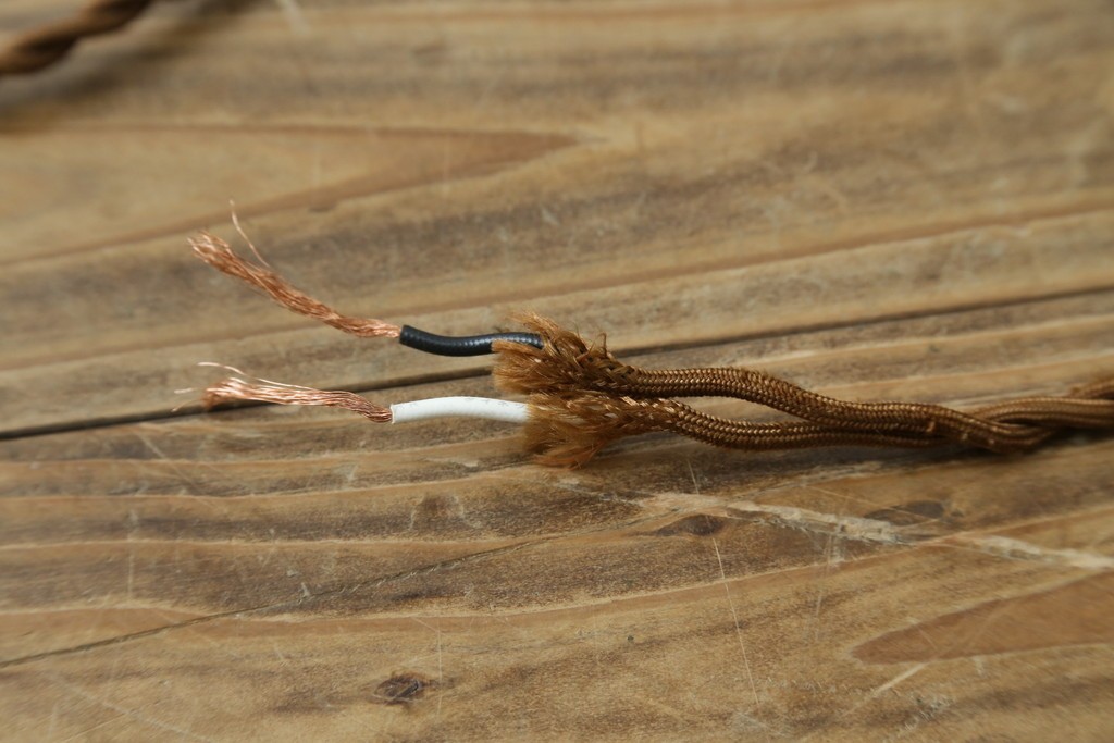 イギリスアンティーク　フレームに味がある英国スタイルの三灯シャンデリア　(R-083097)