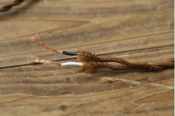 イギリスアンティーク　フレームに味がある英国スタイルの三灯シャンデリア　(R-083097)