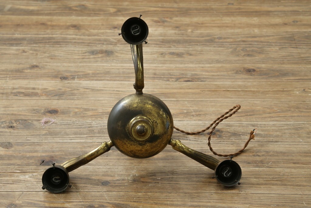 イギリスアンティーク　フレームに味がある英国スタイルの三灯シャンデリア　(R-083097)