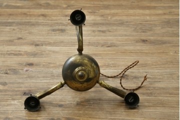 イギリスアンティーク　フレームに味がある英国スタイルの三灯シャンデリア　(R-083097)