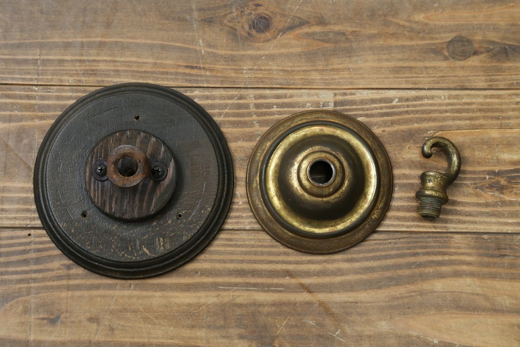 イギリスアンティーク　フレームに味がある英国スタイルの三灯シャンデリア　(R-083097)