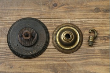 イギリスアンティーク　フレームに味がある英国スタイルの三灯シャンデリア　(R-083097)