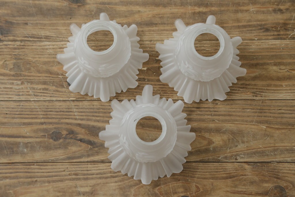 イギリスアンティーク　フレームに味がある英国スタイルの三灯シャンデリア　(R-083097)