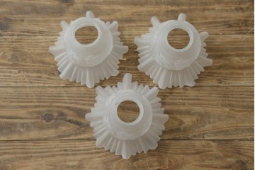 イギリスアンティーク　フレームに味がある英国スタイルの三灯シャンデリア　(R-083097)