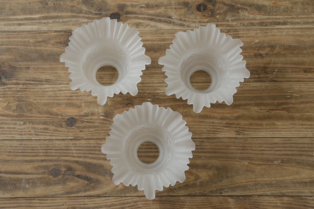 イギリスアンティーク　フレームに味がある英国スタイルの三灯シャンデリア　(R-083097)