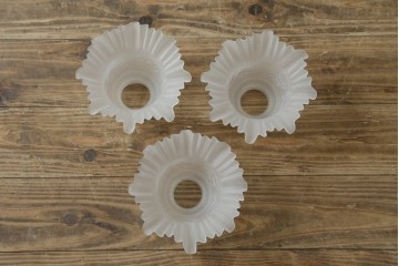 イギリスアンティーク　フレームに味がある英国スタイルの三灯シャンデリア　(R-083097)