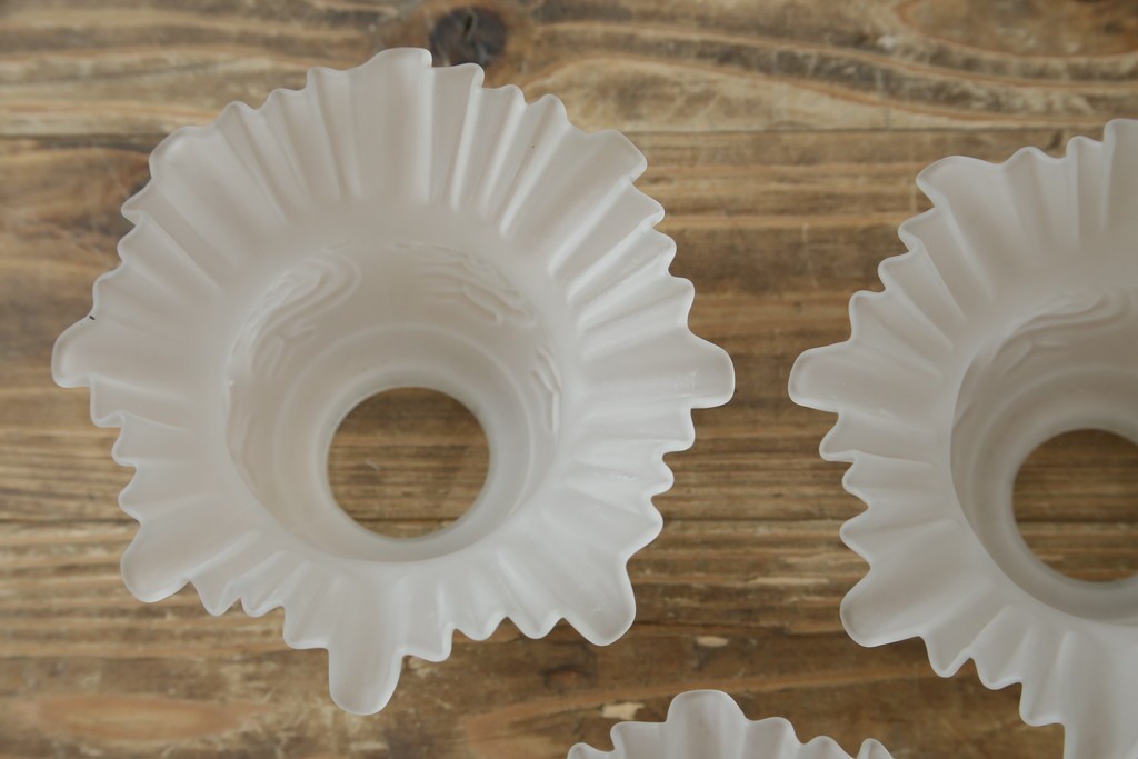 イギリスアンティーク　フレームに味がある英国スタイルの三灯シャンデリア　(R-083097)