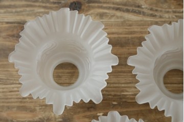 イギリスアンティーク　フレームに味がある英国スタイルの三灯シャンデリア　(R-083097)