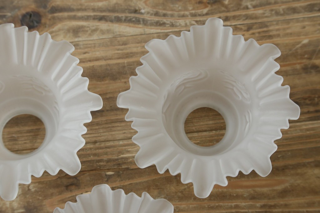 イギリスアンティーク　フレームに味がある英国スタイルの三灯シャンデリア　(R-083097)