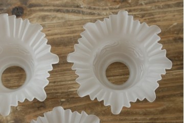 イギリスアンティーク　フレームに味がある英国スタイルの三灯シャンデリア　(R-083097)