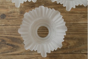 イギリスアンティーク　フレームに味がある英国スタイルの三灯シャンデリア　(R-083097)