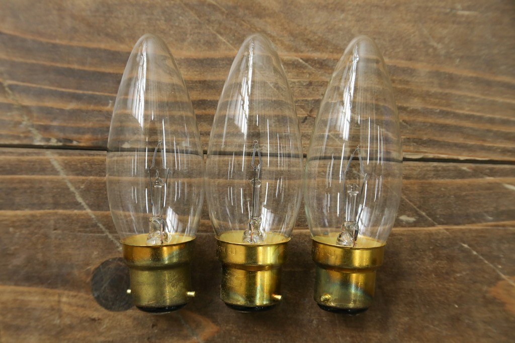 イギリスアンティーク　フレームに味がある英国スタイルの三灯シャンデリア　(R-083097)