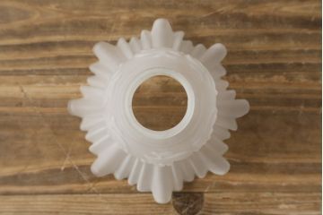 イギリスアンティーク　フレームに味がある英国スタイルの三灯シャンデリア(3灯、天井照明、吊り下げ照明)(R-083097)