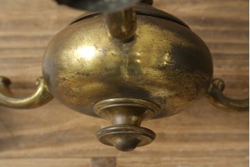 イギリスアンティーク　フレームに味がある英国スタイルの三灯シャンデリア(3灯、天井照明、吊り下げ照明)(R-083097)