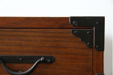 和製アンティーク　総桐材　希少な縦型デザイン　上質な作りに惹かれる7段引き出し時代箪笥(衣装箪笥、和たんす、収納箪笥、整理タンス、チェスト)(R-083098)