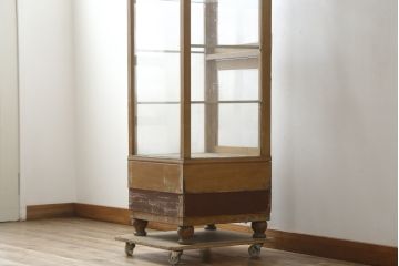 和製アンティーク　昭和中期　希少デザイン　可愛いろくろ挽きの脚が魅力の縦型ガラスケース(Gケース、ショーケース、ディスプレイケース、パンケース、コレクションケース、飾り棚、陳列棚、店舗什器)(R-083099)