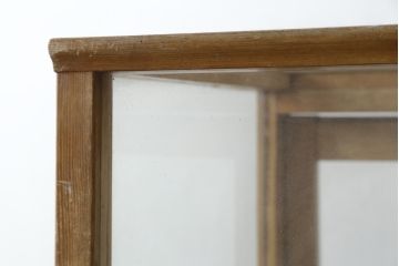 和製アンティーク　昭和中期　希少デザイン　可愛いろくろ挽きの脚が魅力の縦型ガラスケース(Gケース、ショーケース、ディスプレイケース、パンケース、コレクションケース、飾り棚、陳列棚、店舗什器)(R-083099)