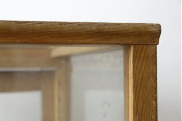 和製アンティーク　昭和中期　希少デザイン　可愛いろくろ挽きの脚が魅力の縦型ガラスケース(Gケース、ショーケース、ディスプレイケース、パンケース、コレクションケース、飾り棚、陳列棚、店舗什器)(R-083099)